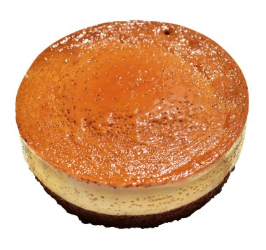 Fırınlanmış karamel gateau flan ya da kremalı şifon kek, Karamelli flan şifonlu kek izole edilmiş, beyaz arka planda kırpma yolu olmayan gölge yok.