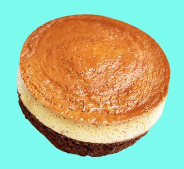 Fırınlanmış karamel gateau flan veya kremalı şifonlu kek, Karamelli flan şifonlu kek izole edilmiş, nane arkaplanda kırpma yolu olmayan bir gölge.