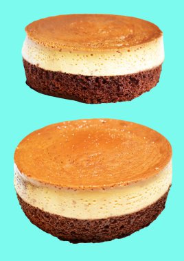 Fırınlanmış karamel gateau flan veya kremalı şifonlu kek, Karamelli flan şifonlu kek izole edilmiş, nane arkaplanda kırpma yolu olmayan bir gölge.