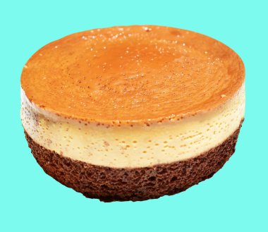 Fırınlanmış karamel gateau flan veya kremalı şifonlu kek, Karamelli flan şifonlu kek izole edilmiş, nane arkaplanda kırpma yolu olmayan bir gölge.