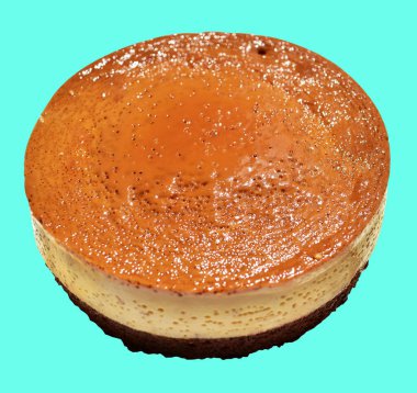 Fırınlanmış karamel gateau flan veya kremalı şifonlu kek, Karamelli flan şifonlu kek izole edilmiş, nane arkaplanda kırpma yolu olmayan bir gölge.
