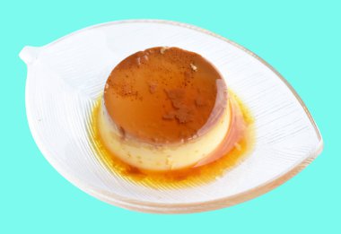 Pişmiş karamel flan şifonlu kek ya da muhallebi keki izole edilmiş, kırpma yolu olmayan gölge yok, naneli arka planda gölge yok, yumurta ve süte dayalı nefis bir tatlı.