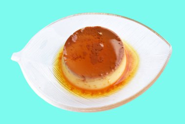 Pişmiş karamel flan şifonlu kek ya da muhallebi keki izole edilmiş, kırpma yolu olmayan gölge yok, naneli arka planda gölge yok, yumurta ve süte dayalı nefis bir tatlı.