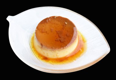 Pişmiş karamel flan şifonlu kek ya da muhallebi keki soyutlanmış, kırpma yolu olmayan gölge yok, siyah arka planda gölgesi yok, yumurta ve süte dayalı nefis tatlı.