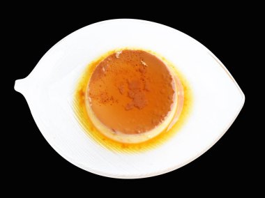 Pişmiş karamel flan şifonlu kek ya da muhallebi keki soyutlanmış, kırpma yolu olmayan gölge yok, siyah arka planda gölgesi yok, yumurta ve süte dayalı nefis tatlı.