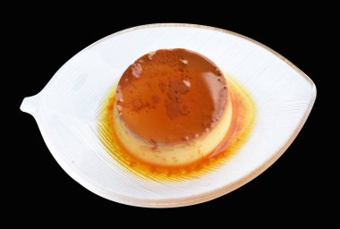 Pişmiş karamel flan şifonlu kek ya da muhallebi keki soyutlanmış, kırpma yolu olmayan gölge yok, siyah arka planda gölgesi yok, yumurta ve süte dayalı nefis tatlı.