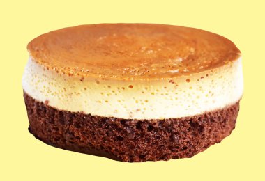 Fırınlanmış karamel gateau flan ya da kremalı şifonlu kek, karamelli flan şifonlu kek izole edilmiş, krema arka planında kırpma yolu olmayan gölge yok.