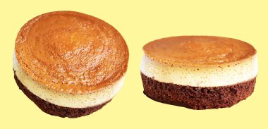 Fırınlanmış karamel gateau flan ya da kremalı şifonlu kek, karamelli flan şifonlu kek izole edilmiş, krema arka planında kırpma yolu olmayan gölge yok.