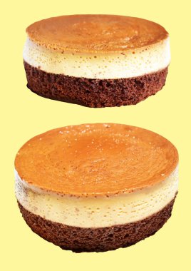 Fırınlanmış karamel gateau flan ya da kremalı şifonlu kek, karamelli flan şifonlu kek izole edilmiş, krema arka planında kırpma yolu olmayan gölge yok.