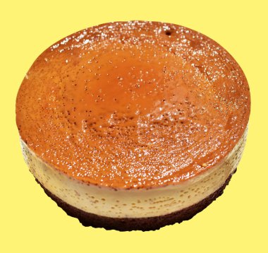 Fırınlanmış karamel gateau flan ya da kremalı şifonlu kek, karamelli flan şifonlu kek izole edilmiş, krema arka planında kırpma yolu olmayan gölge yok.