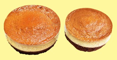 Fırınlanmış karamel gateau flan ya da kremalı şifonlu kek, karamelli flan şifonlu kek izole edilmiş, krema arka planında kırpma yolu olmayan gölge yok.