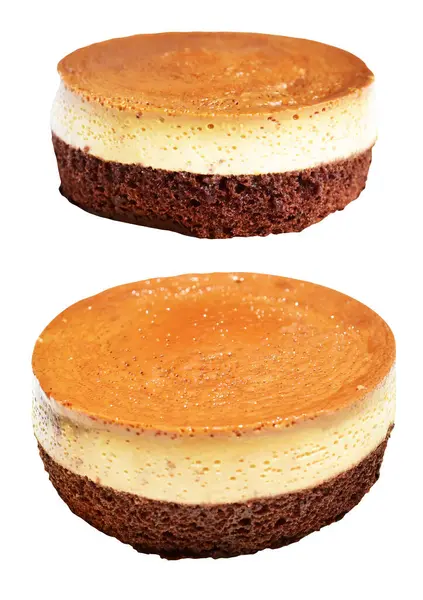 Fırınlanmış karamel gateau flan ya da kremalı şifon kek, Karamelli flan şifonlu kek izole edilmiş, beyaz arka planda kırpma yolu olmayan gölge yok.
