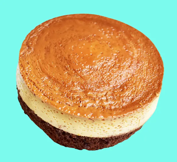 Fırınlanmış karamel gateau flan veya kremalı şifonlu kek, Karamelli flan şifonlu kek izole edilmiş, nane arkaplanda kırpma yolu olmayan bir gölge.