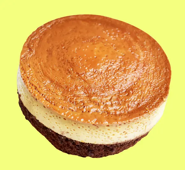 Fırınlanmış karamel gateau flan ya da kremalı şifonlu kek, karamelli flan şifonlu kek izole edilmiş, krema arka planında kırpma yolu olmayan gölge yok.