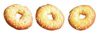 Kesme yolu ile izole edilmiş susam tohumlarıyla kaplı tereyağlı kurabiyeler beyaz arkaplanda gölge yok