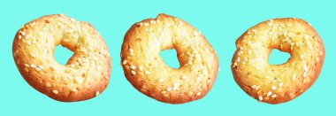 Kesme yolu ile izole edilmiş susam tohumlarıyla kaplı tereyağlı kurabiyeler yeşil arkaplanda gölge yok