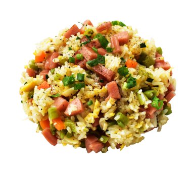 Kırpılmış pirinç, beyaz arka planda gölge yok. Çin pilavı, karışık sebze, yumurta ve sosis (Yangzhou tarzı).)