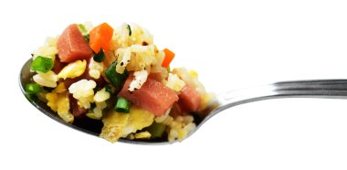 Kırpılmış bir kaşık kızarmış pirinç, beyaz arka planda gölge yok. Çin pilavı, karışık sebze, yumurta ve sosis (Yangzhou tarzı).)