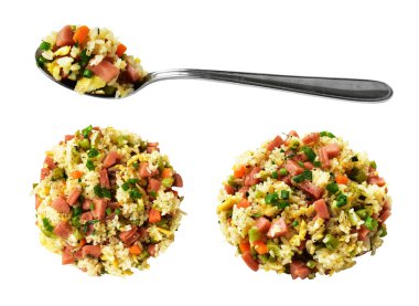 Kırpılmış bir kaşık kızarmış pirinç, beyaz arka planda gölge yok. Çin pilavı, karışık sebze, yumurta ve sosis (Yangzhou tarzı).)