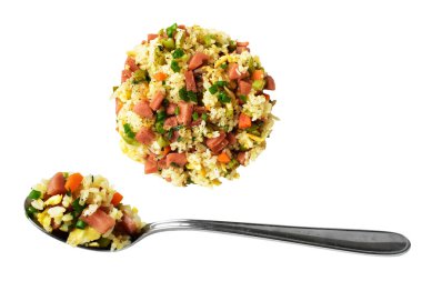 Kırpılmış bir kaşık kızarmış pirinç, beyaz arka planda gölge yok. Çin pilavı, karışık sebze, yumurta ve sosis (Yangzhou tarzı).)