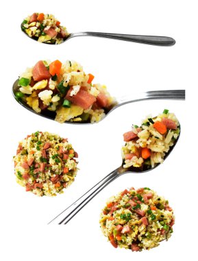 Kırpılmış bir kaşık kızarmış pirinç, beyaz arka planda gölge yok. Çin pilavı, karışık sebze, yumurta ve sosis (Yangzhou tarzı).)