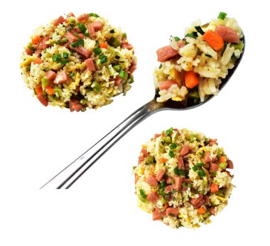 Kırpılmış bir kaşık kızarmış pirinç, beyaz arka planda gölge yok. Çin pilavı, karışık sebze, yumurta ve sosis (Yangzhou tarzı).)