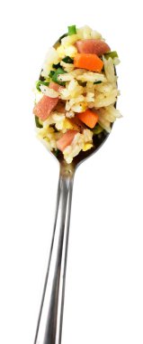 Kırpılmış bir kaşık kızarmış pirinç, beyaz arka planda gölge yok. Çin pilavı, karışık sebze, yumurta ve sosis (Yangzhou tarzı).)