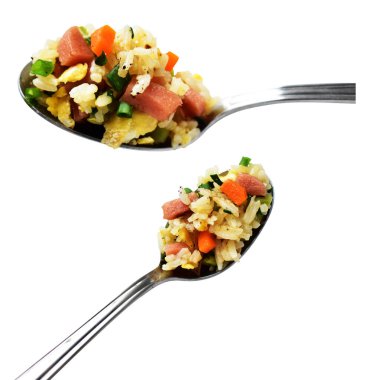 Kırpılmış bir kaşık kızarmış pirinç, beyaz arka planda gölge yok. Çin pilavı, karışık sebze, yumurta ve sosis (Yangzhou tarzı).)