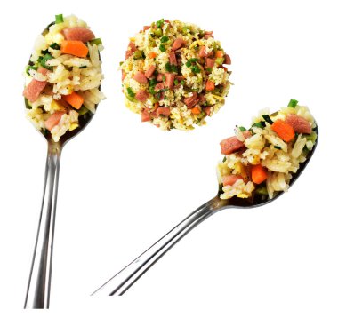 Kırpılmış bir kaşık kızarmış pirinç, beyaz arka planda gölge yok. Çin pilavı, karışık sebze, yumurta ve sosis (Yangzhou tarzı).)