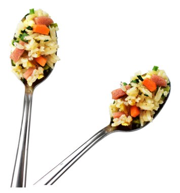 Kırpılmış bir kaşık kızarmış pirinç, beyaz arka planda gölge yok. Çin pilavı, karışık sebze, yumurta ve sosis (Yangzhou tarzı).)