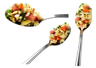 Kırpılmış bir kaşık kızarmış pirinç, beyaz arka planda gölge yok. Çin pilavı, karışık sebze, yumurta ve sosis (Yangzhou tarzı).)