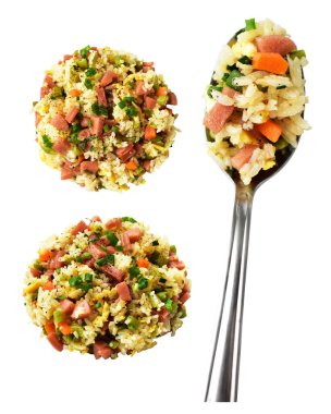 Kırpılmış bir kaşık kızarmış pirinç, beyaz arka planda gölge yok. Çin pilavı, karışık sebze, yumurta ve sosis (Yangzhou tarzı).)