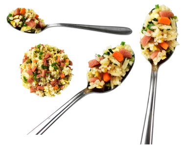 Kırpılmış bir kaşık kızarmış pirinç, beyaz arka planda gölge yok. Çin pilavı, karışık sebze, yumurta ve sosis (Yangzhou tarzı).)