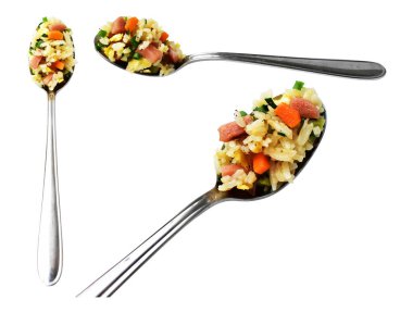 Kırpılmış bir kaşık kızarmış pirinç, beyaz arka planda gölge yok. Çin pilavı, karışık sebze, yumurta ve sosis (Yangzhou tarzı).)