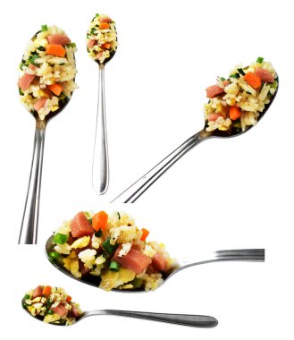 Kırpılmış bir kaşık kızarmış pirinç, beyaz arka planda gölge yok. Çin pilavı, karışık sebze, yumurta ve sosis (Yangzhou tarzı).)