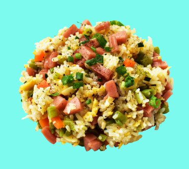 Kırpılmış pirinç, yeşil arka planda gölge yok. Çin pilavı, karışık sebze, yumurta ve sosis (Yangzhou tarzı).)
