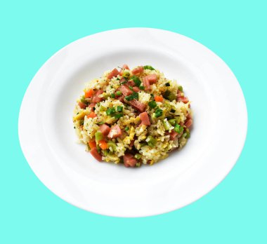 Kırpılmış pirinç, yeşil arka planda gölge yok. Çin pilavı, karışık sebze, yumurta ve sosis (Yangzhou tarzı).)