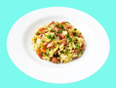 Kırpılmış pirinç, yeşil arka planda gölge yok. Çin pilavı, karışık sebze, yumurta ve sosis (Yangzhou tarzı).)