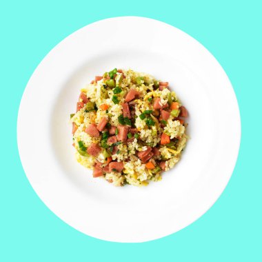 Kırpılmış pirinç, yeşil arka planda gölge yok. Çin pilavı, karışık sebze, yumurta ve sosis (Yangzhou tarzı).)