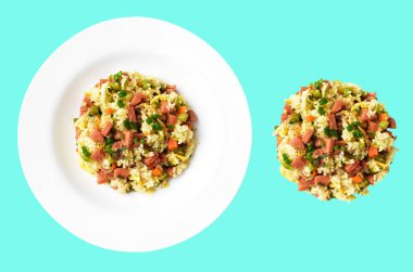 Kırpılmış pirinç, yeşil arka planda gölge yok. Çin pilavı, karışık sebze, yumurta ve sosis (Yangzhou tarzı).)