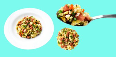 Kırpılmış pirinç, yeşil arka planda gölge yok. Çin pilavı, karışık sebze, yumurta ve sosis (Yangzhou tarzı).)