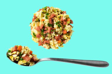 Kırpılmış pirinç, yeşil arka planda gölge yok. Çin pilavı, karışık sebze, yumurta ve sosis (Yangzhou tarzı).)