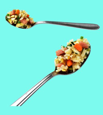 Kırpılmış bir kaşık kızarmış pirinç, yeşil arka planda gölge yok. Çin pilavı, karışık sebze, yumurta ve sosis (Yangzhou tarzı).)