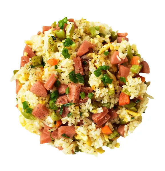 Kırpılmış pirinç, beyaz arka planda gölge yok. Çin pilavı, karışık sebze, yumurta ve sosis (Yangzhou tarzı).)