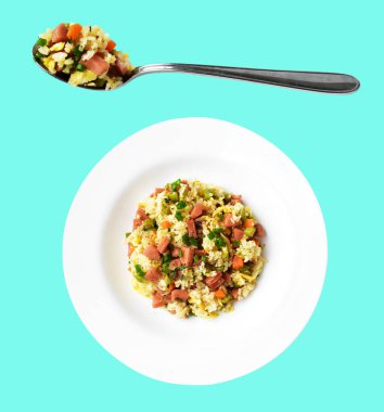 Kırpılmış pirinç, yeşil arka planda gölge yok. Çin pilavı, karışık sebze, yumurta ve sosis (Yangzhou tarzı).)