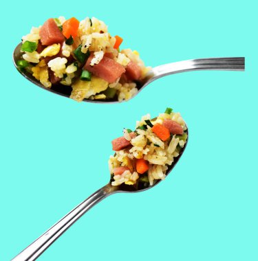 Kırpılmış bir kaşık kızarmış pirinç, yeşil arka planda gölge yok. Çin pilavı, karışık sebze, yumurta ve sosis (Yangzhou tarzı).)