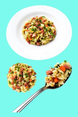 Kırpılmış bir kaşık kızarmış pirinç, yeşil arka planda gölge yok. Çin pilavı, karışık sebze, yumurta ve sosis (Yangzhou tarzı).)