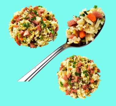 Kırpılmış bir kaşık kızarmış pirinç, yeşil arka planda gölge yok. Çin pilavı, karışık sebze, yumurta ve sosis (Yangzhou tarzı).)