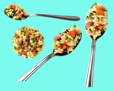 Kırpılmış bir kaşık kızarmış pirinç, yeşil arka planda gölge yok. Çin pilavı, karışık sebze, yumurta ve sosis (Yangzhou tarzı).)