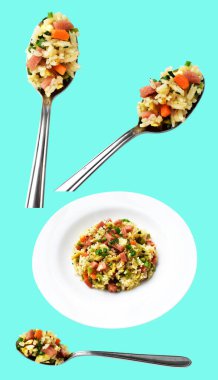 Kırpılmış bir kaşık kızarmış pirinç, yeşil arka planda gölge yok. Çin pilavı, karışık sebze, yumurta ve sosis (Yangzhou tarzı).)